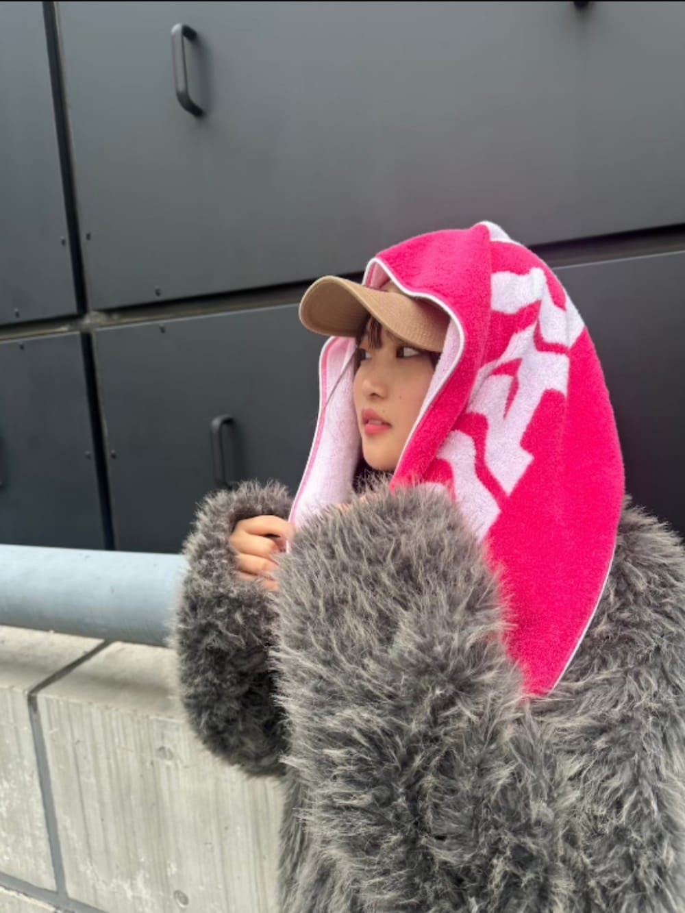 グレー系のブルゾン、その他のデニムパンツ、ピンク系のスニーカーを着用したレディースの春コーディネートの2枚目の写真