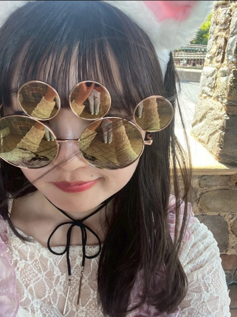 ピンク系のスニーカー、ブルー系のデニムパンツ、ホワイト系のその他トップスを着用したレディースの春コーディネートの4枚目の写真