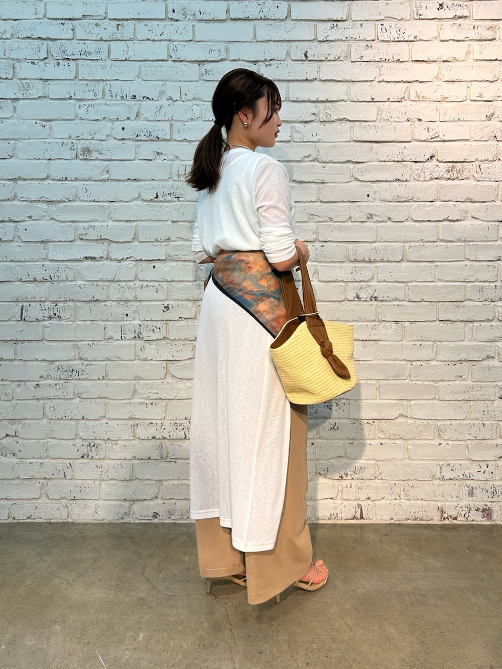 ホワイト系のワンピース、ベージュ系のその他パンツ、ベージュ系のハンドバッグを着用したレディースの夏コーディネートの4枚目の写真