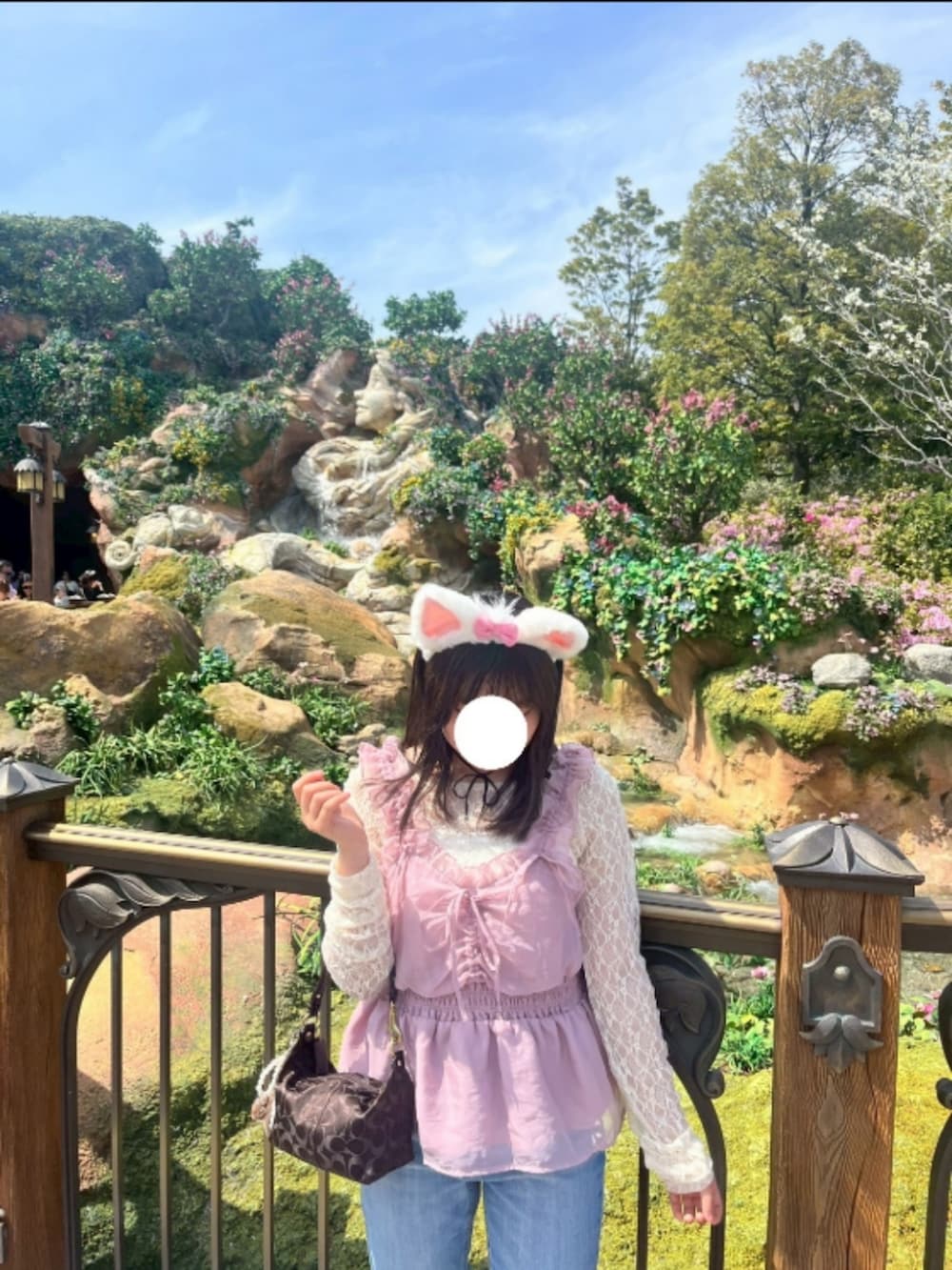 ピンク系のスニーカー、ブルー系のデニムパンツ、ホワイト系のその他トップスを着用したレディースの春コーディネートの2枚目の写真