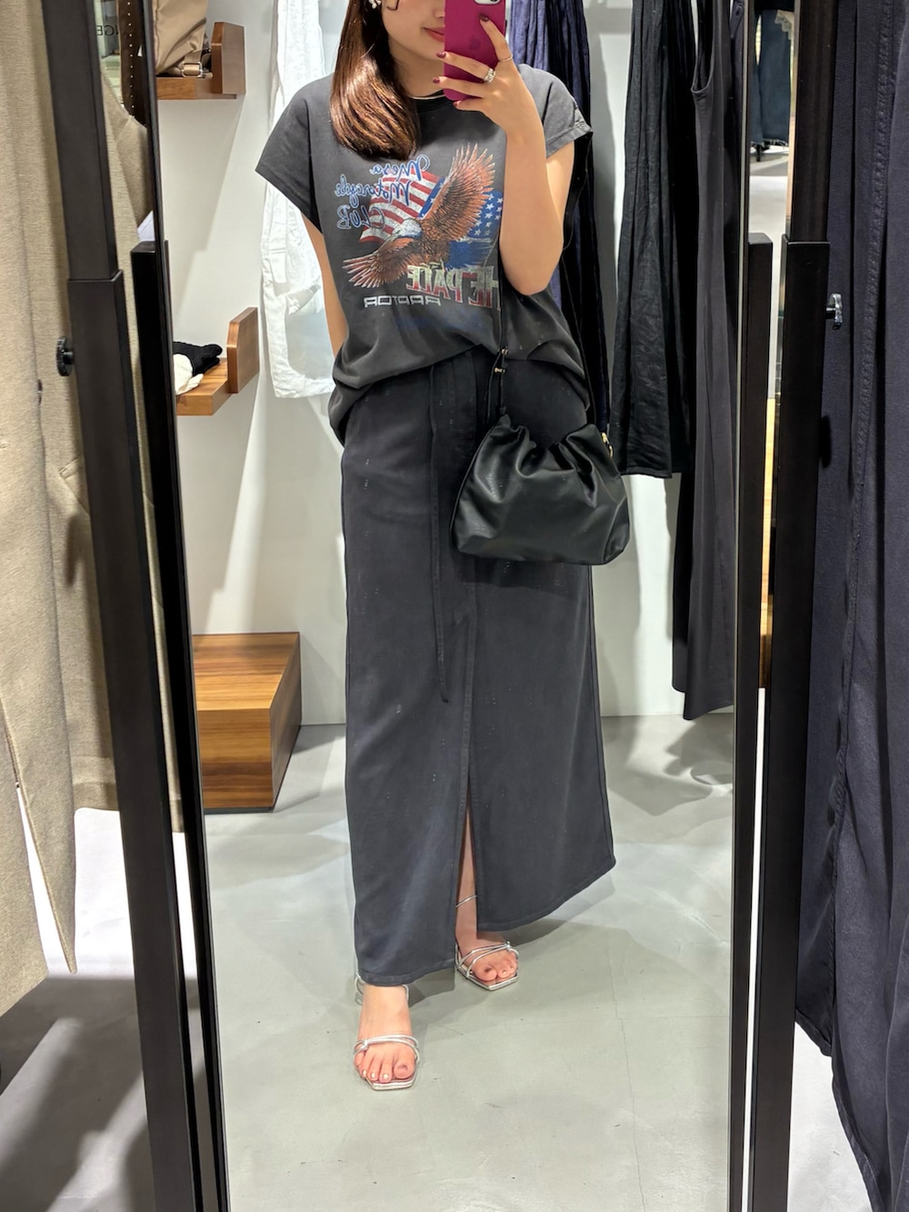 ブラック系のTシャツ/カットソー、グレー系のスカートを着用したレディースの夏コーディネートの2枚目の写真