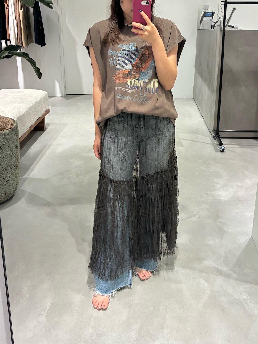 ブラウン系のTシャツ/カットソー、ブラウン系のスカート、ブルー系のデニムパンツを着用したレディースの夏コーディネートの3枚目の写真
