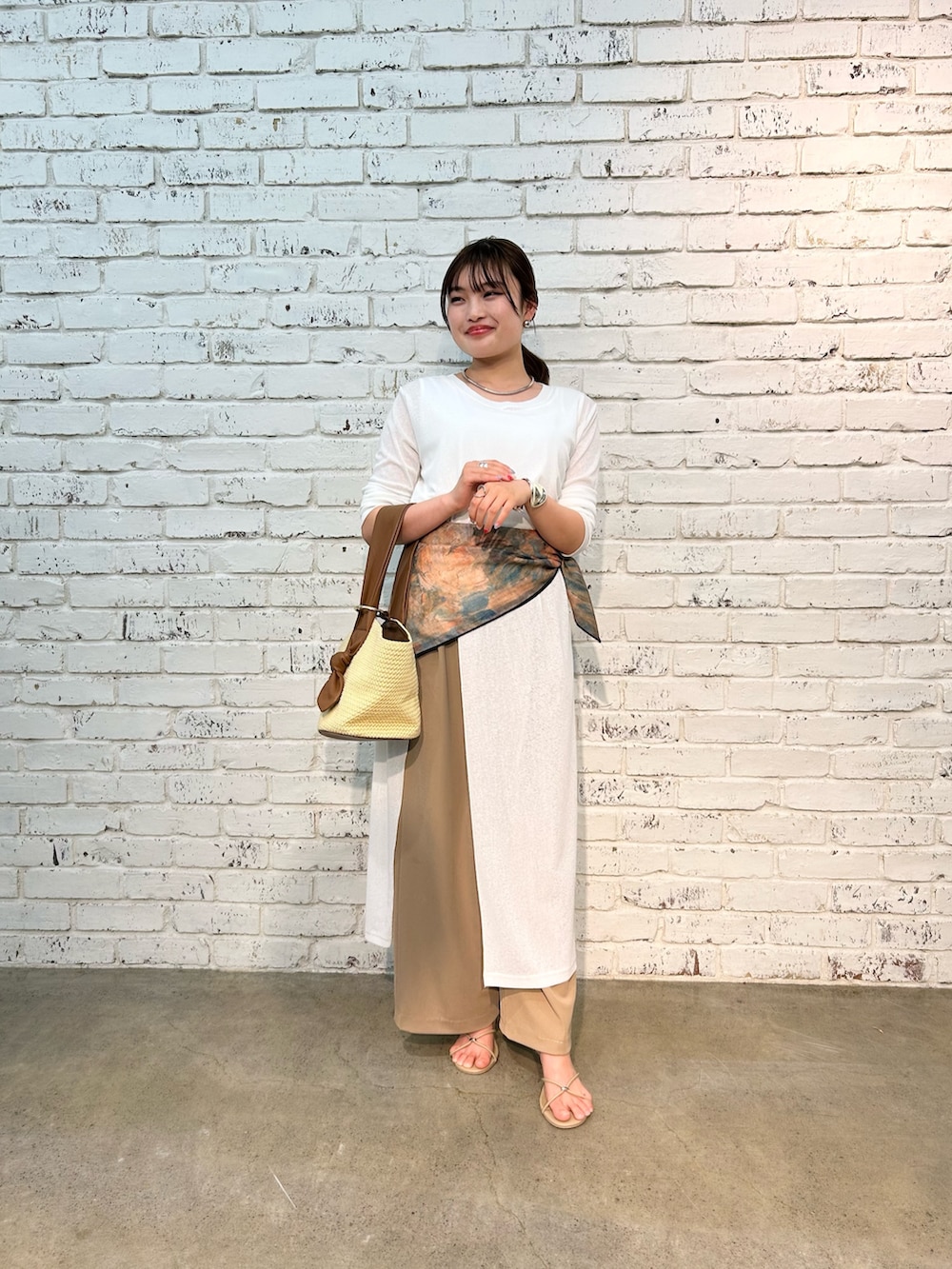 ホワイト系のワンピース、ベージュ系のその他パンツ、ベージュ系のハンドバッグを着用したレディースの夏コーディネートの6枚目の写真