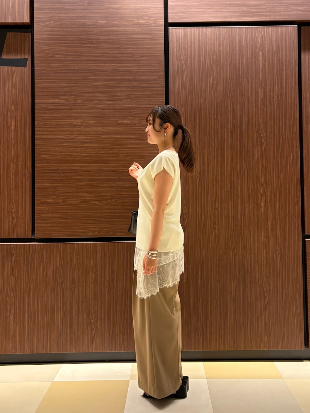 ホワイト系のニット/セーター、ホワイト系のキャミソール、ベージュ系のその他パンツを着用したレディースの夏コーディネートの6枚目の写真