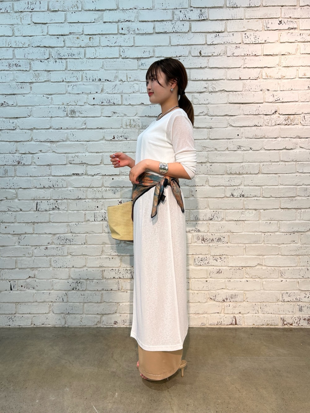 ホワイト系のワンピース、ベージュ系のハンドバッグ、ベージュ系のその他パンツを着用したレディースの夏コーディネートの5枚目の写真