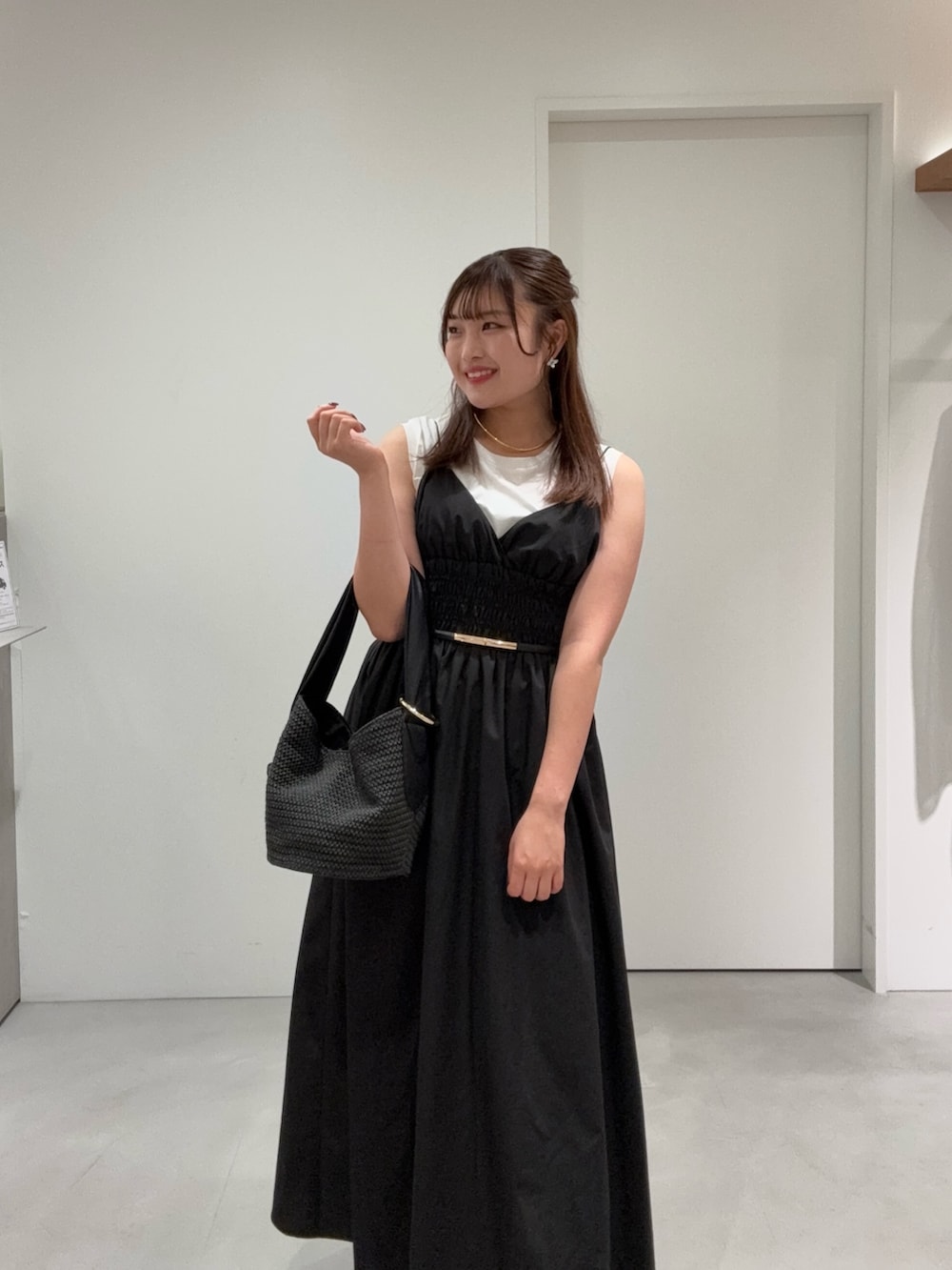 ブラック系のワンピース、ブラック系のベルトを着用したレディースの夏コーディネートの2枚目の写真