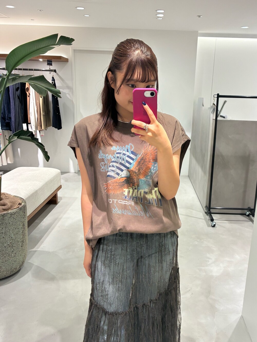 ブラウン系のTシャツ/カットソー、ブラウン系のスカート、ブルー系のデニムパンツを着用したレディースの夏コーディネートの2枚目の写真