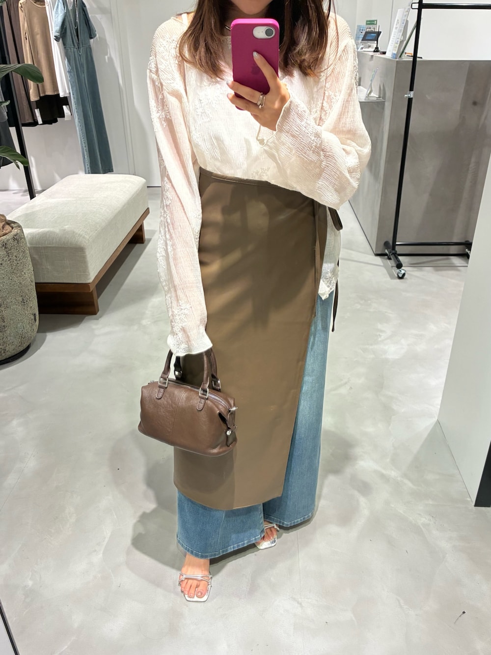 ホワイト系のシャツ/ブラウス、ブラウン系のスカート、ブルー系のデニムパンツを着用したレディースの夏コーディネートの2枚目の写真