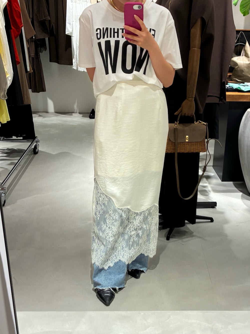 ホワイト系のTシャツ/カットソー、ホワイト系のスカート、ブルー系のデニムパンツを着用したレディースの夏コーディネートの2枚目の写真