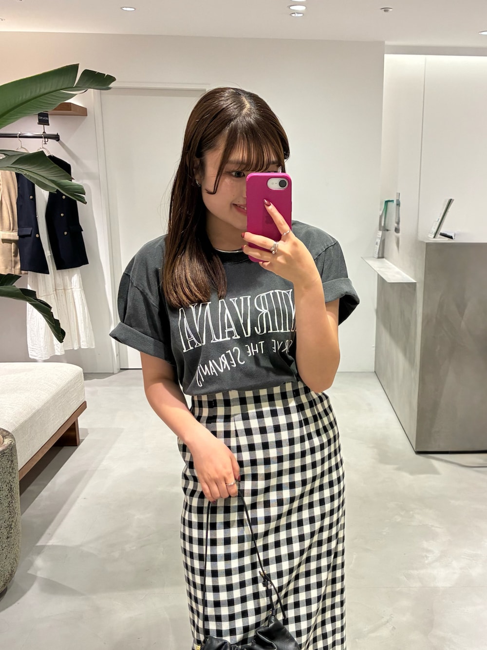 ブラック系のTシャツ/カットソー、ブラック系のスカートを着用したレディースの夏コーディネートの3枚目の写真