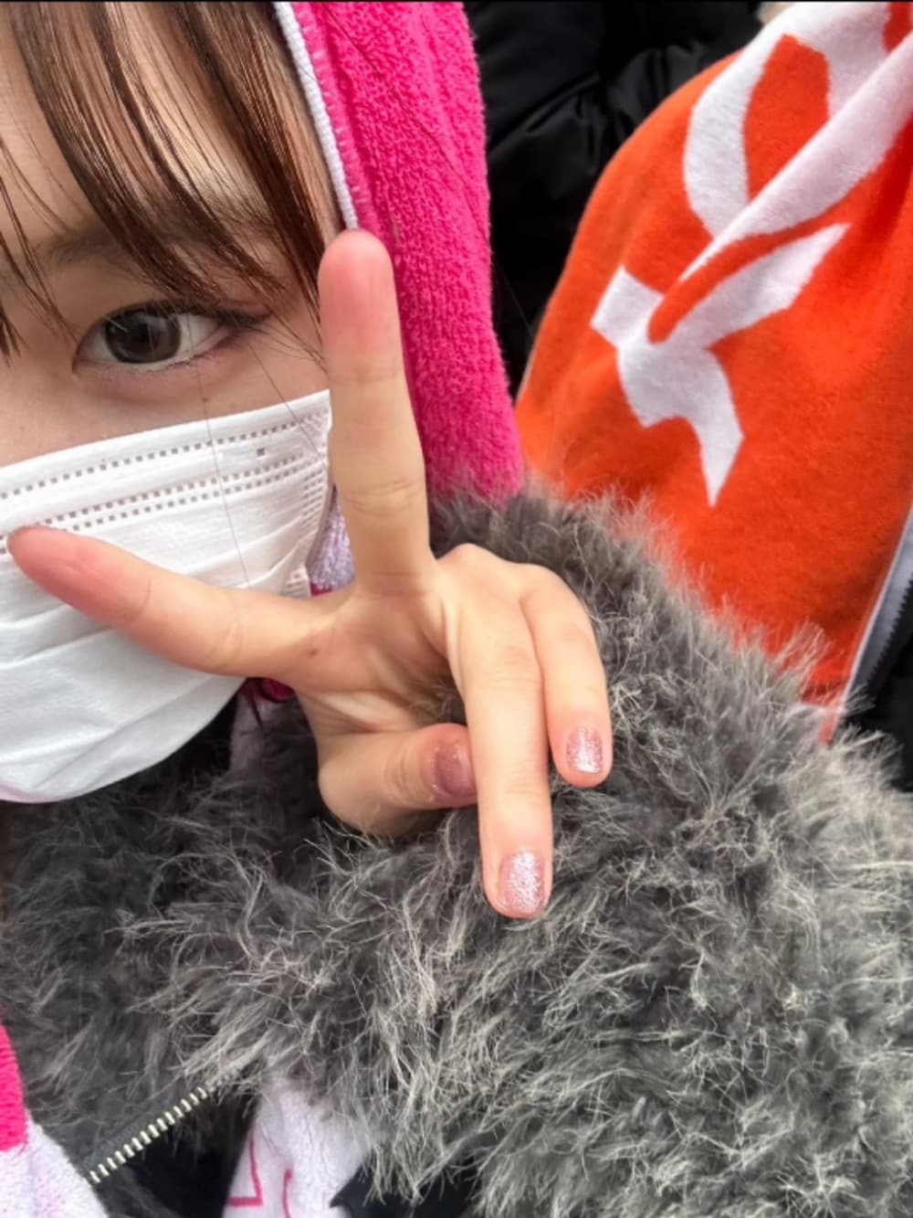 グレー系のブルゾン、その他のデニムパンツ、ピンク系のスニーカーを着用したレディースの春コーディネートの3枚目の写真