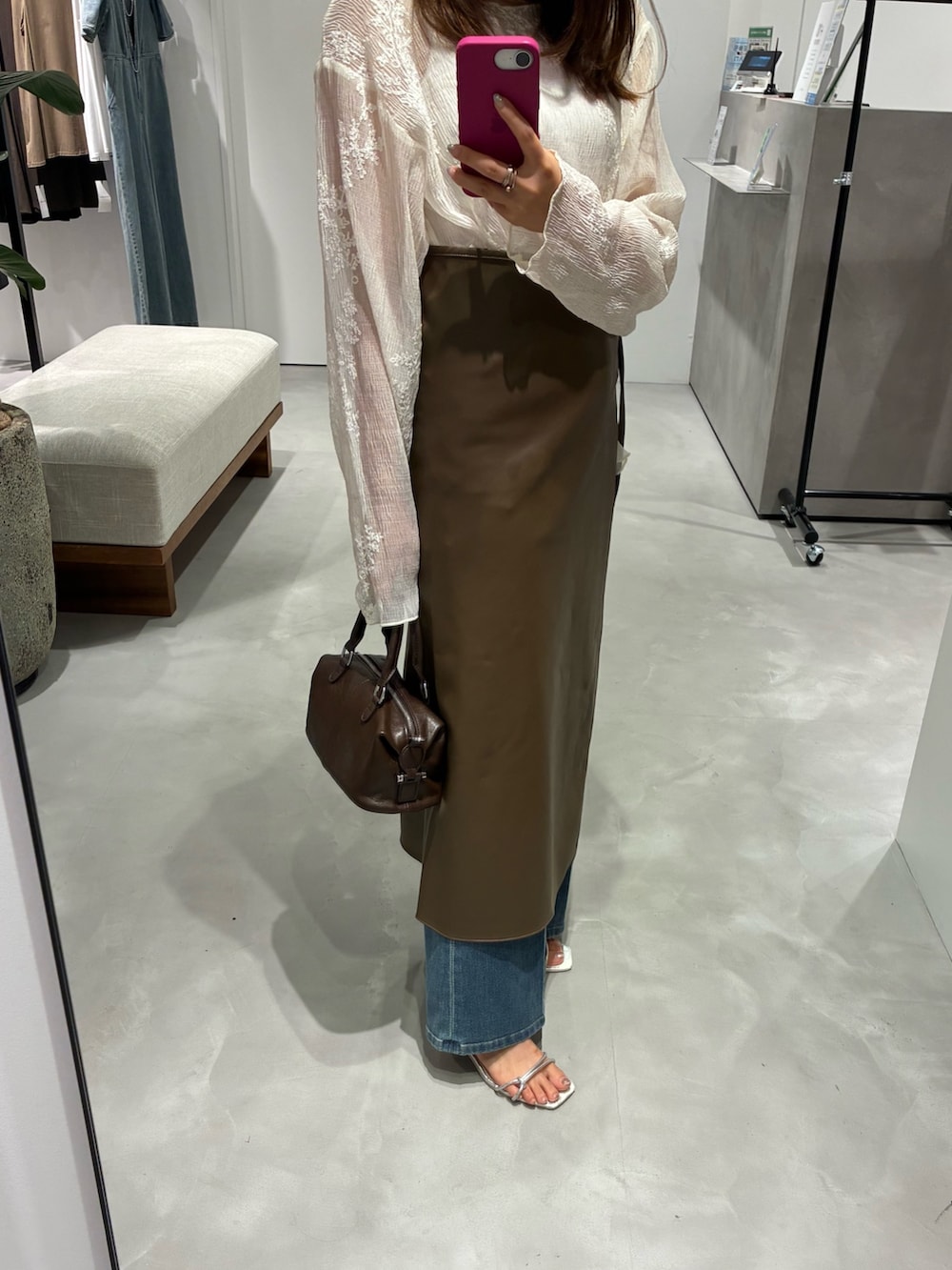 ホワイト系のシャツ/ブラウス、ブラウン系のスカート、ブルー系のデニムパンツを着用したレディースの夏コーディネートの4枚目の写真