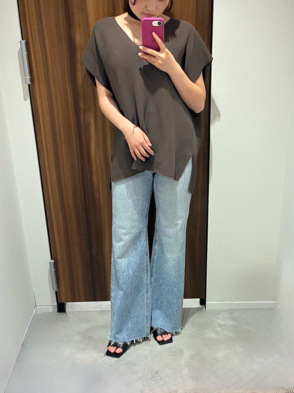 ブラウン系のニット/セーター、ブルー系のデニムパンツ、ブラック系のその他シューズを着用したレディースの夏コーディネートの2枚目の写真