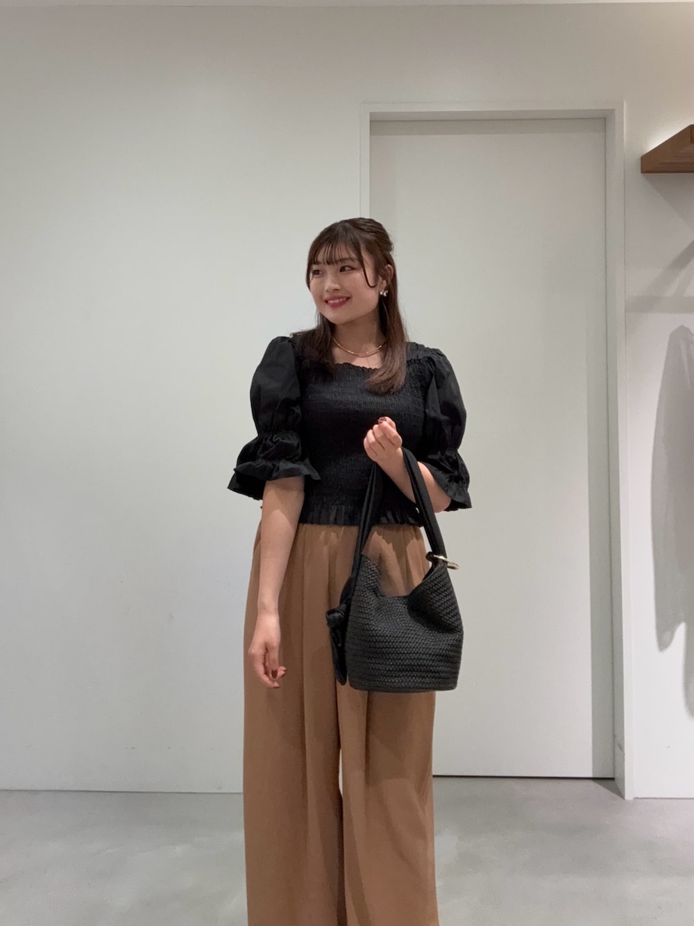 ブラック系のシャツ/ブラウスを着用したレディースの夏コーディネートの2枚目の写真