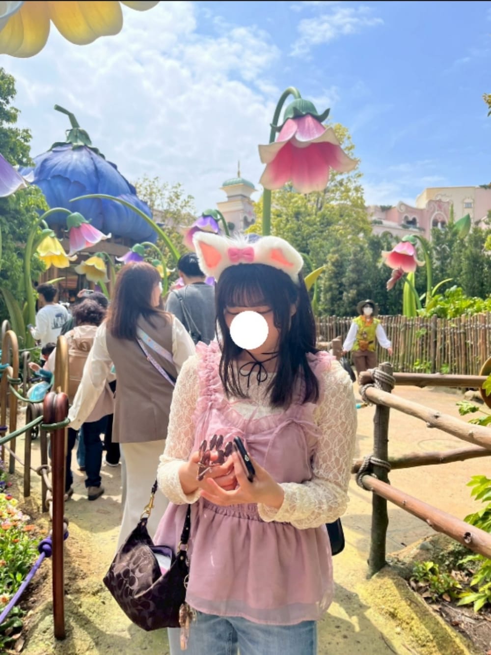 ピンク系のスニーカー、ブルー系のデニムパンツ、ホワイト系のその他トップスを着用したレディースの春コーディネートの3枚目の写真