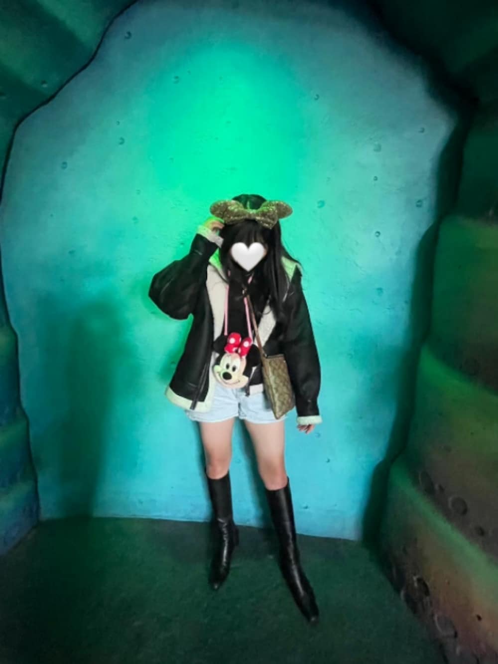 ブラック系のブーツ、ベージュ系のショルダーバッグ、ブラック系のムートンコートを着用したレディースの秋コーディネートの2枚目の写真