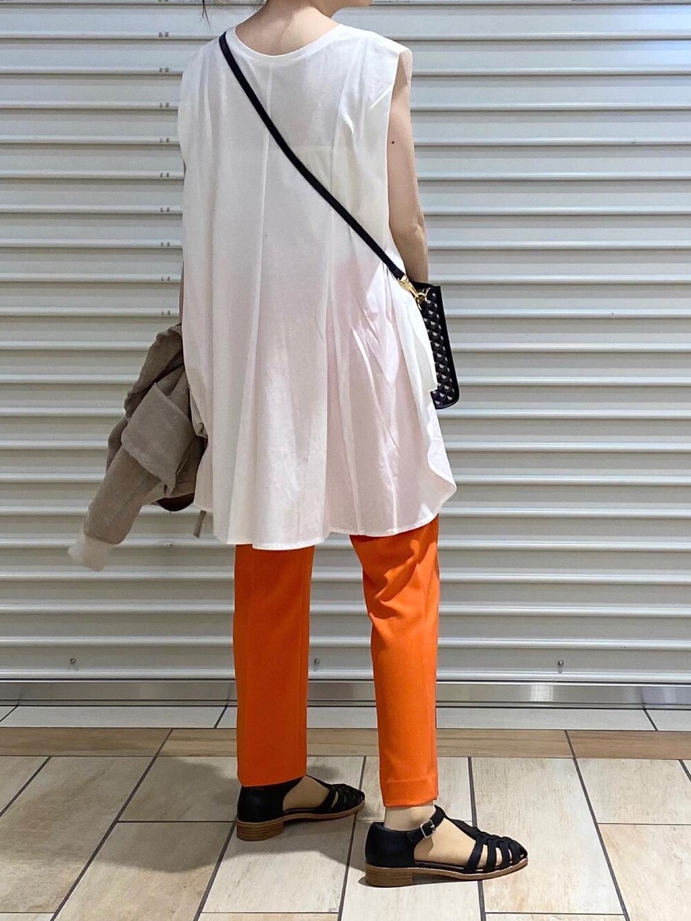 「休日スタイル、梅雨コーデ、グルカサンダル、カラーパンツ、スマホポシェット、ブルゾン、カラー×コーデ、オトナカジュアル、ジネスエスパル仙台店、仙台、エスパル仙台、フォローミー、いいね、save、フォローお願いします🤑、いいね返し、インスタフォローしてね！」｜「Chiaki Katagiriのアイテム（サンダル、ブラック系）」を使った、Meguさん（レディース・158cm）の夏コーディネートの3枚目の写真