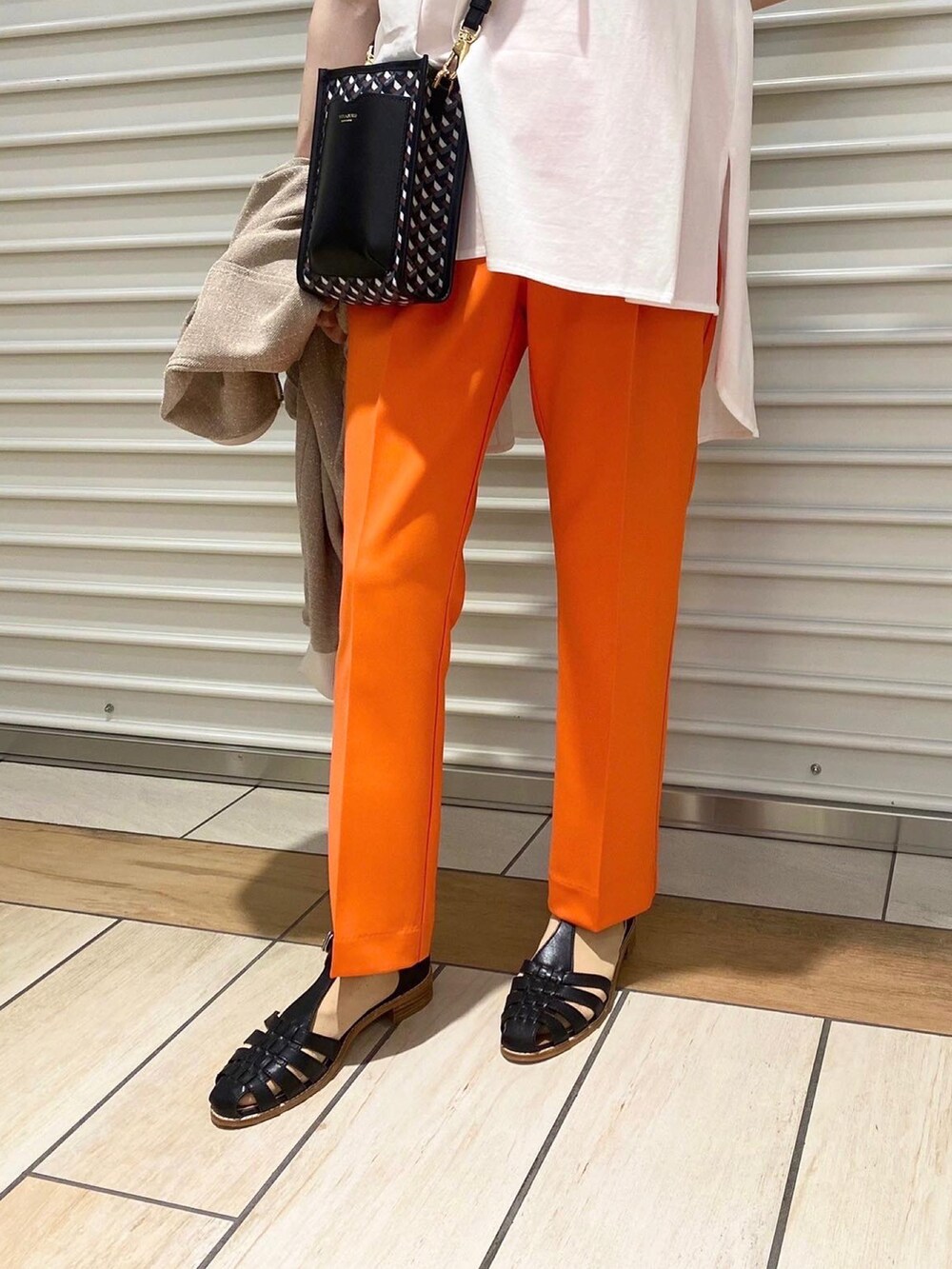 「休日スタイル、梅雨コーデ、グルカサンダル、カラーパンツ、スマホポシェット、ブルゾン、カラー×コーデ、オトナカジュアル、ジネスエスパル仙台店、仙台、エスパル仙台、フォローミー、いいね、save、フォローお願いします🤑、いいね返し、インスタフォローしてね！」｜「Chiaki Katagiriのアイテム（サンダル、ブラック系）」を使った、Meguさん（レディース・158cm）の夏コーディネートの4枚目の写真