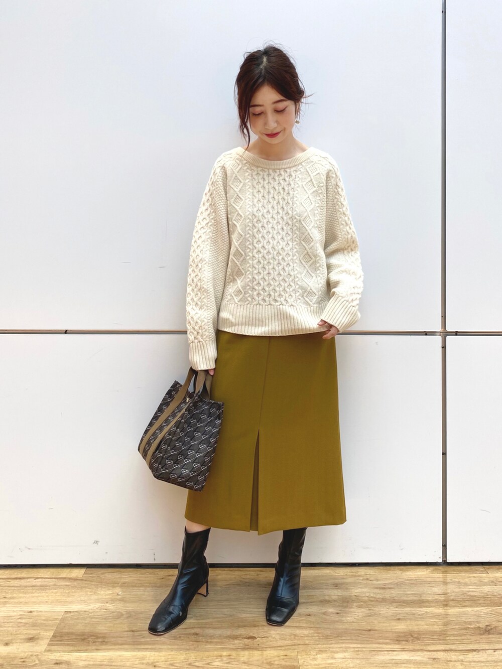 「休日スタイル、冬コーデ、ケーブルニット、おしゃれさんと繋がりたい、マスタード、トートバッグ、ジネスエスパル仙台店、エスパル仙台、仙台、デートスタイル（WOMEN）、クリスマス、タイトスカート、オトナ女子、フォローミー、フォロー、イイネ、お気に入り登録お願いします♡」｜「Jinesのアイテム（バッグ、ブラウン系）」を使った、Meguさん（レディース・158cm）の秋コーディネートの5枚目の写真