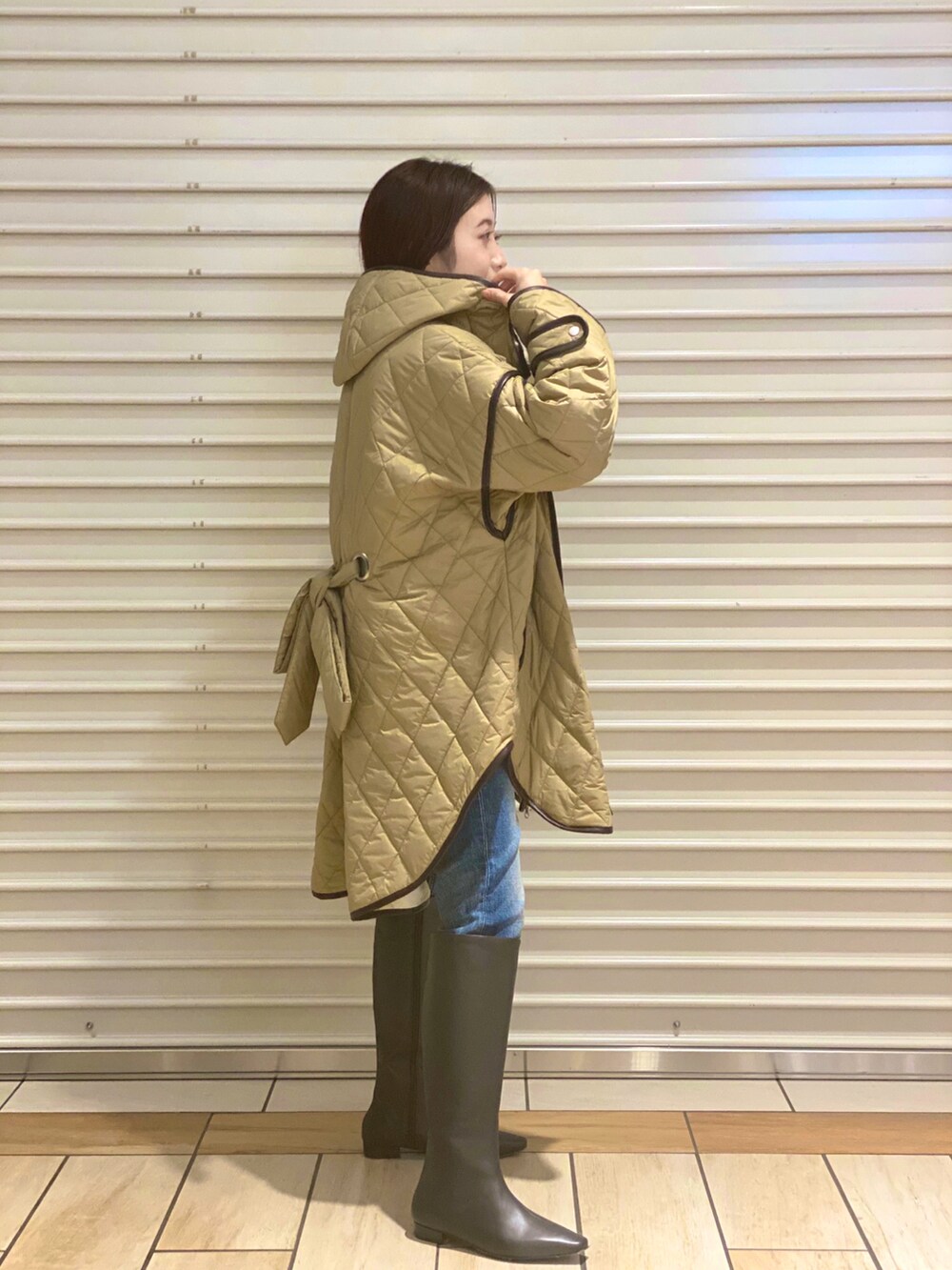 ベージュ系のその他アウター、ブルー系のデニムパンツ、ホワイト系のその他を着用したレディースの冬コーディネートの4枚目の写真