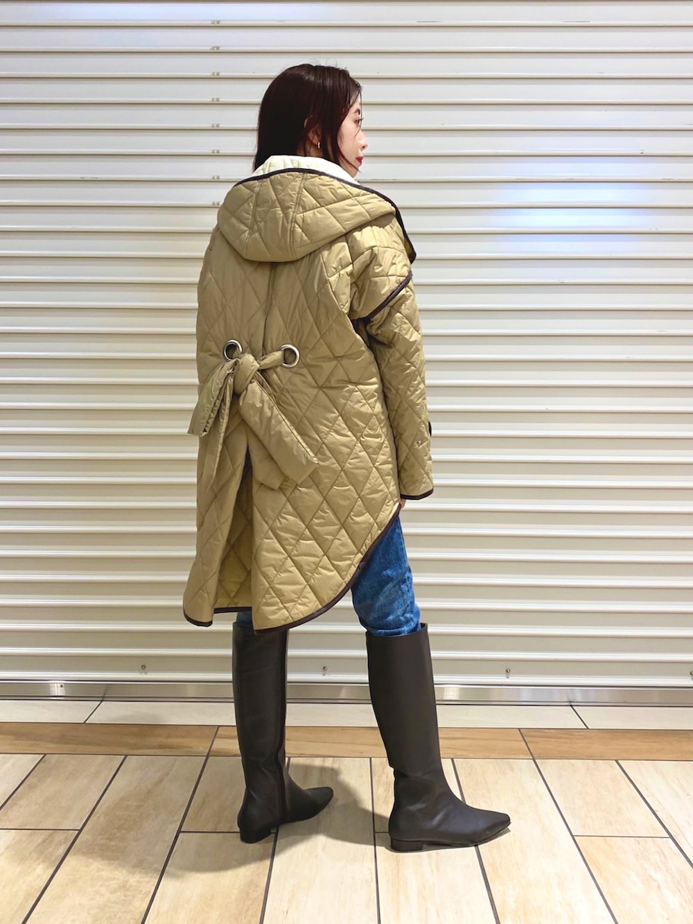 ベージュ系のその他アウター、ブルー系のデニムパンツ、ホワイト系のその他を着用したレディースの冬コーディネートの3枚目の写真