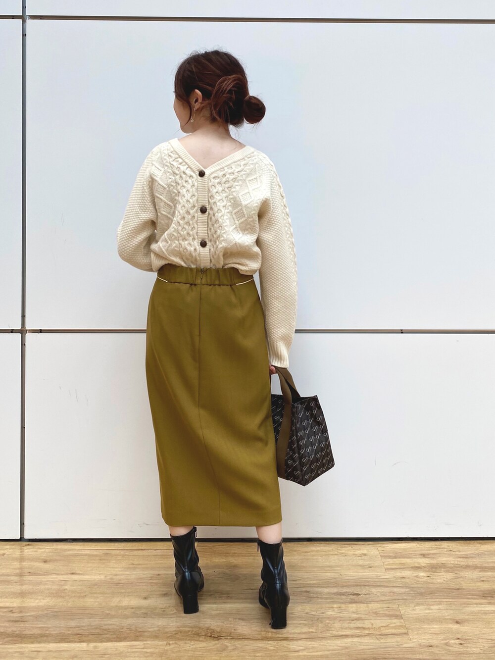 「休日スタイル、冬コーデ、ケーブルニット、おしゃれさんと繋がりたい、マスタード、トートバッグ、ジネスエスパル仙台店、エスパル仙台、仙台、デートスタイル（WOMEN）、クリスマス、タイトスカート、オトナ女子、フォローミー、フォロー、イイネ、お気に入り登録お願いします♡」｜「Jinesのアイテム（バッグ、ブラウン系）」を使った、Meguさん（レディース・158cm）の秋コーディネートの4枚目の写真