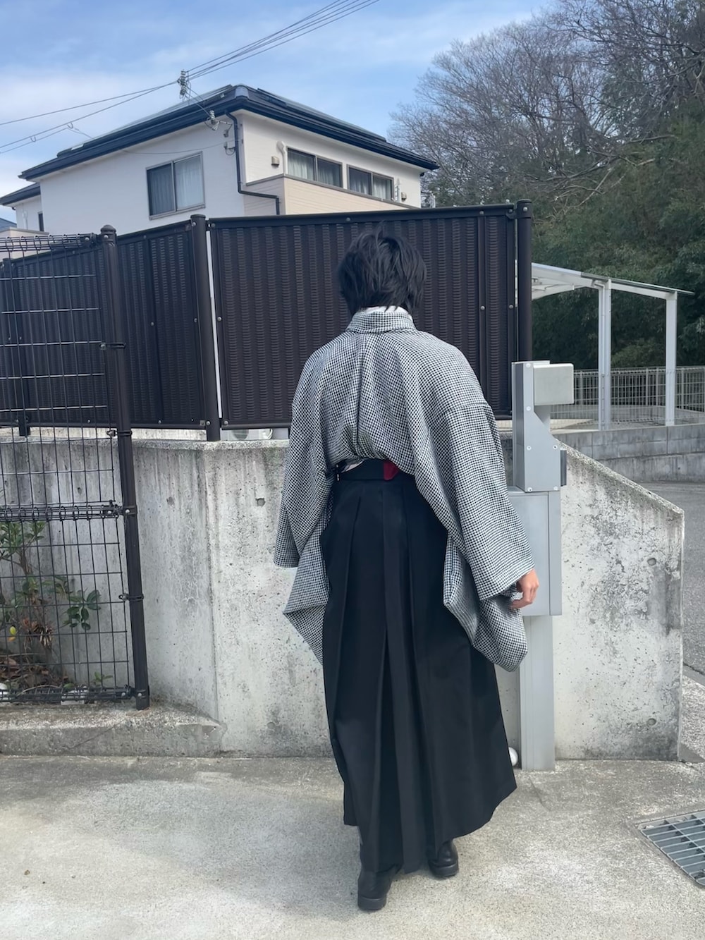 ブラック系のスカート、ホワイト系のTシャツ/カットソー、ブラック系のローファーを着用したメンズの冬コーディネートの2枚目の写真