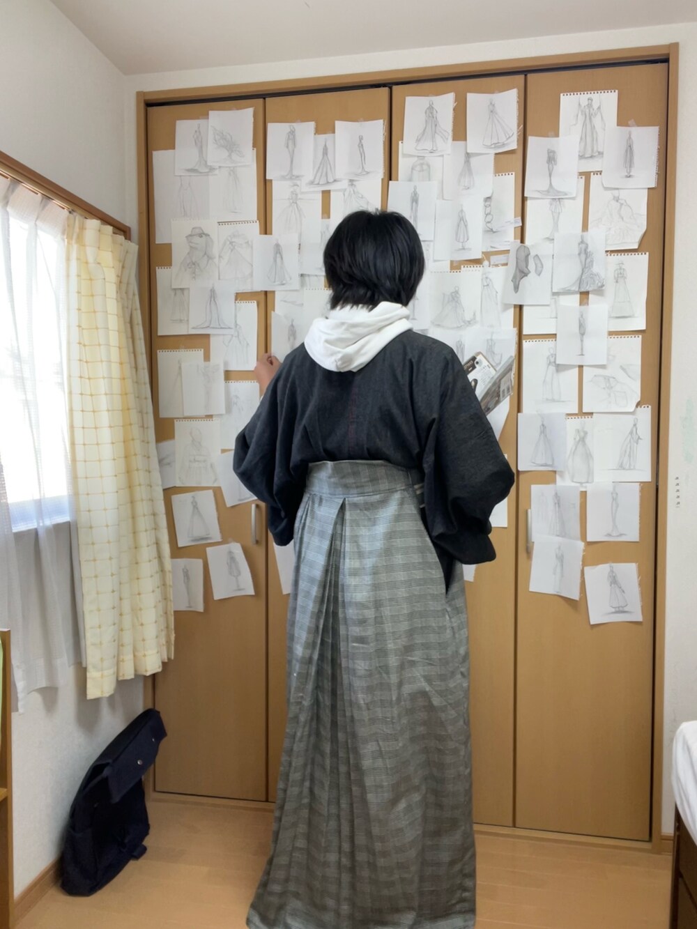 ホワイト系のパーカー、グレー系の着物、ベージュ系の和装小物を着用したメンズの冬コーディネートの2枚目の写真