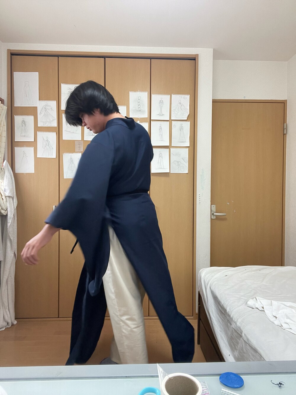 ベージュ系のパンツ、ブルー系のその他、ブラック系のベルトを着用したメンズの秋コーディネートの3枚目の写真