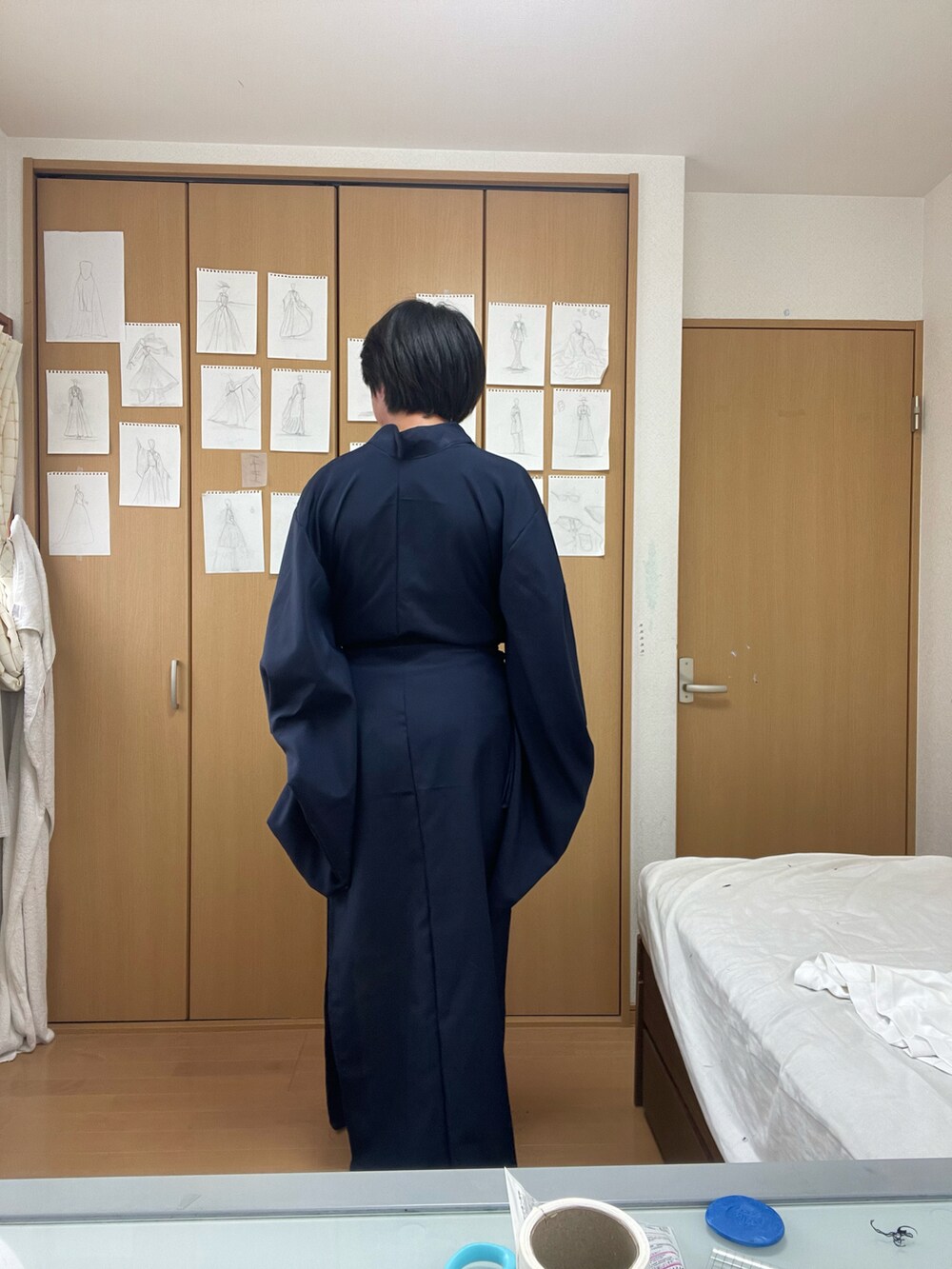 ベージュ系のパンツ、ブルー系のその他、ブラック系のベルトを着用したメンズの秋コーディネートの2枚目の写真