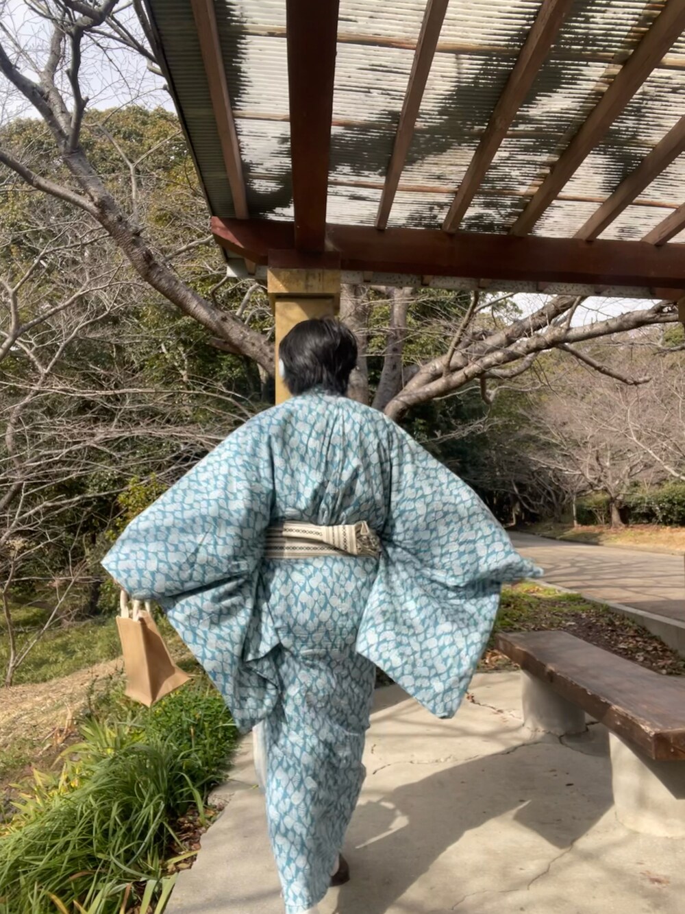 ブルー系の着物、ホワイト系のレッグウェア、ベージュ系の和装小物を着用したメンズの冬コーディネートの2枚目の写真