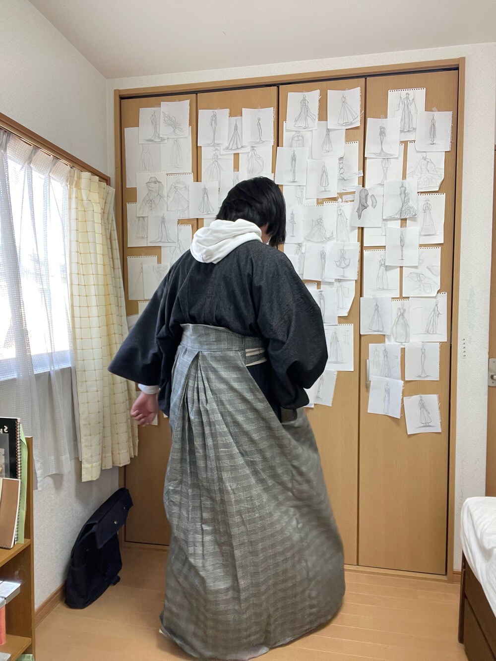 ホワイト系のパーカー、グレー系の着物、ベージュ系の和装小物を着用したメンズの冬コーディネートの3枚目の写真