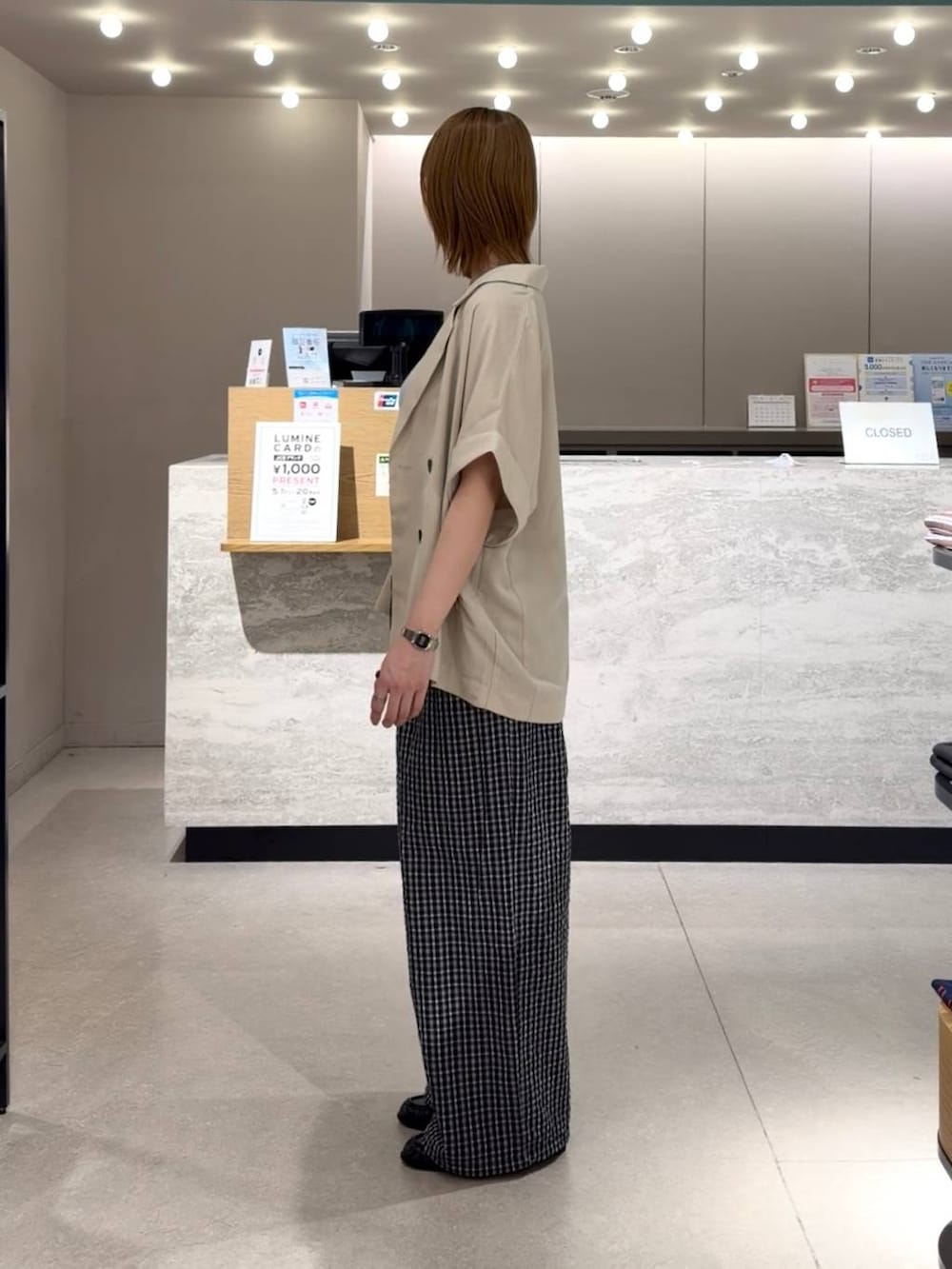 ホワイト系のテーラードジャケット、ブラック系のローファー、ブルー系のTシャツ/カットソーを着用したレディースの春コーディネートの4枚目の写真