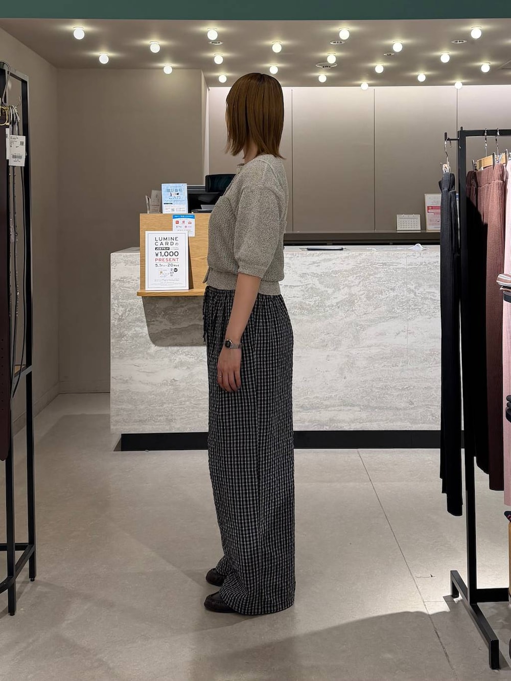 ブラック系のローファー、グレー系のTシャツ/カットソー、ブラック系のその他パンツを着用したレディースの春コーディネートの3枚目の写真