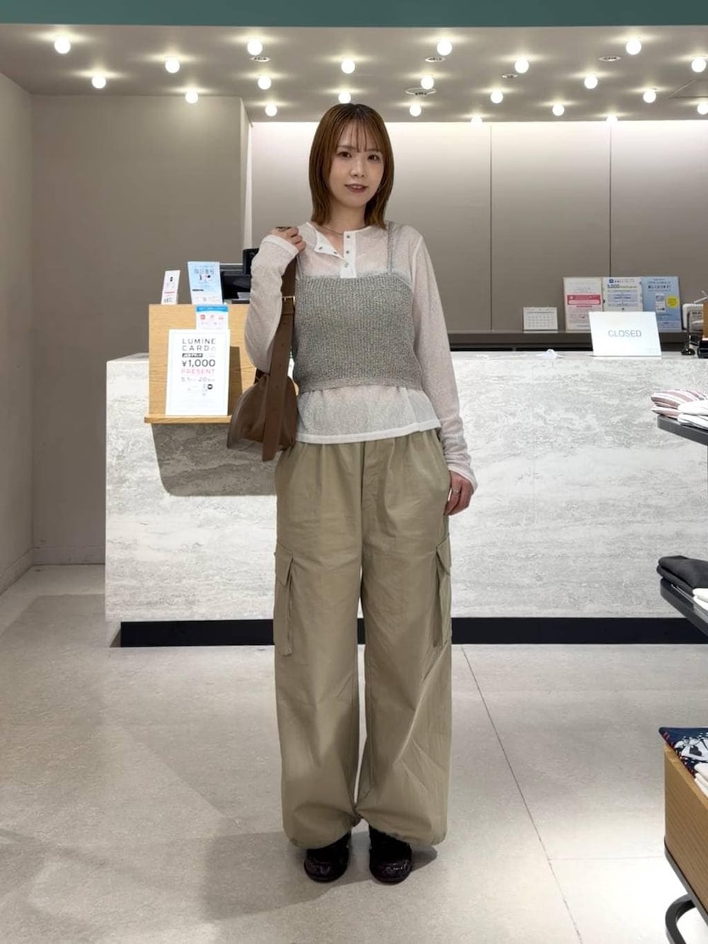 ブラック系のローファー、ホワイト系のTシャツ/カットソー、ブラウン系のショルダーバッグを着用したレディースの春コーディネートの5枚目の写真