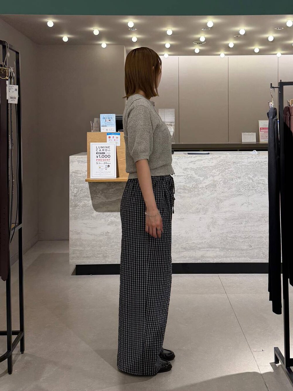 ブラック系のローファー、グレー系のTシャツ/カットソー、ブラック系のその他パンツを着用したレディースの春コーディネートの2枚目の写真