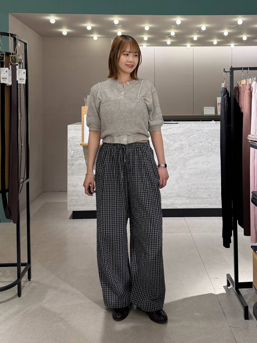 ブラック系のローファー、グレー系のTシャツ/カットソー、ブラック系のその他パンツを着用したレディースの春コーディネートの4枚目の写真