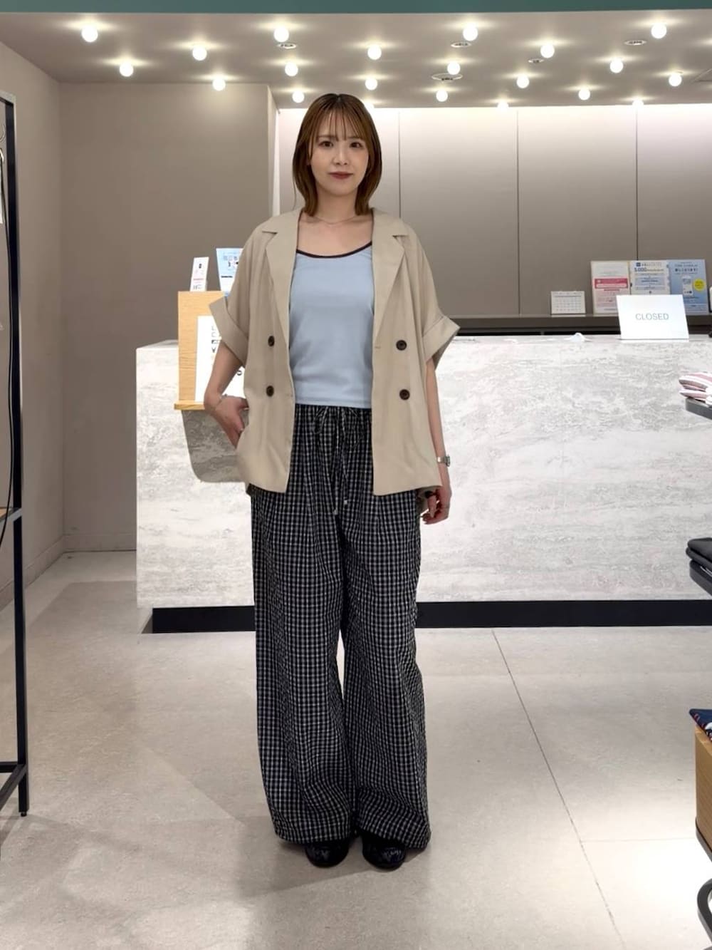 ホワイト系のテーラードジャケット、ブラック系のローファー、ブルー系のTシャツ/カットソーを着用したレディースの春コーディネートの5枚目の写真