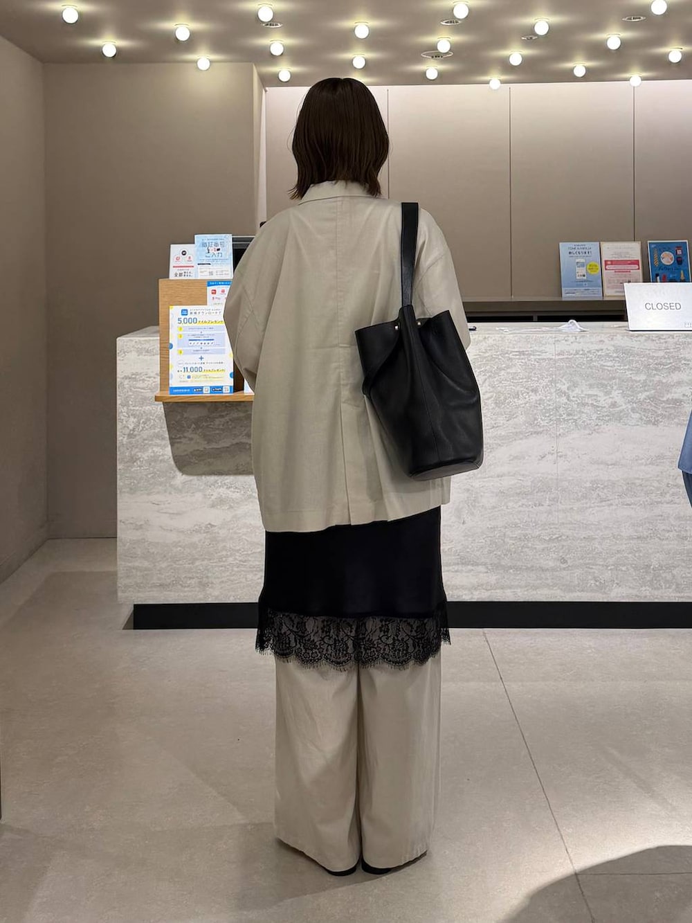 ホワイト系のTシャツ/カットソー、ホワイト系のスラックス、ホワイト系のテーラードジャケットを着用したレディースの夏コーディネートの3枚目の写真