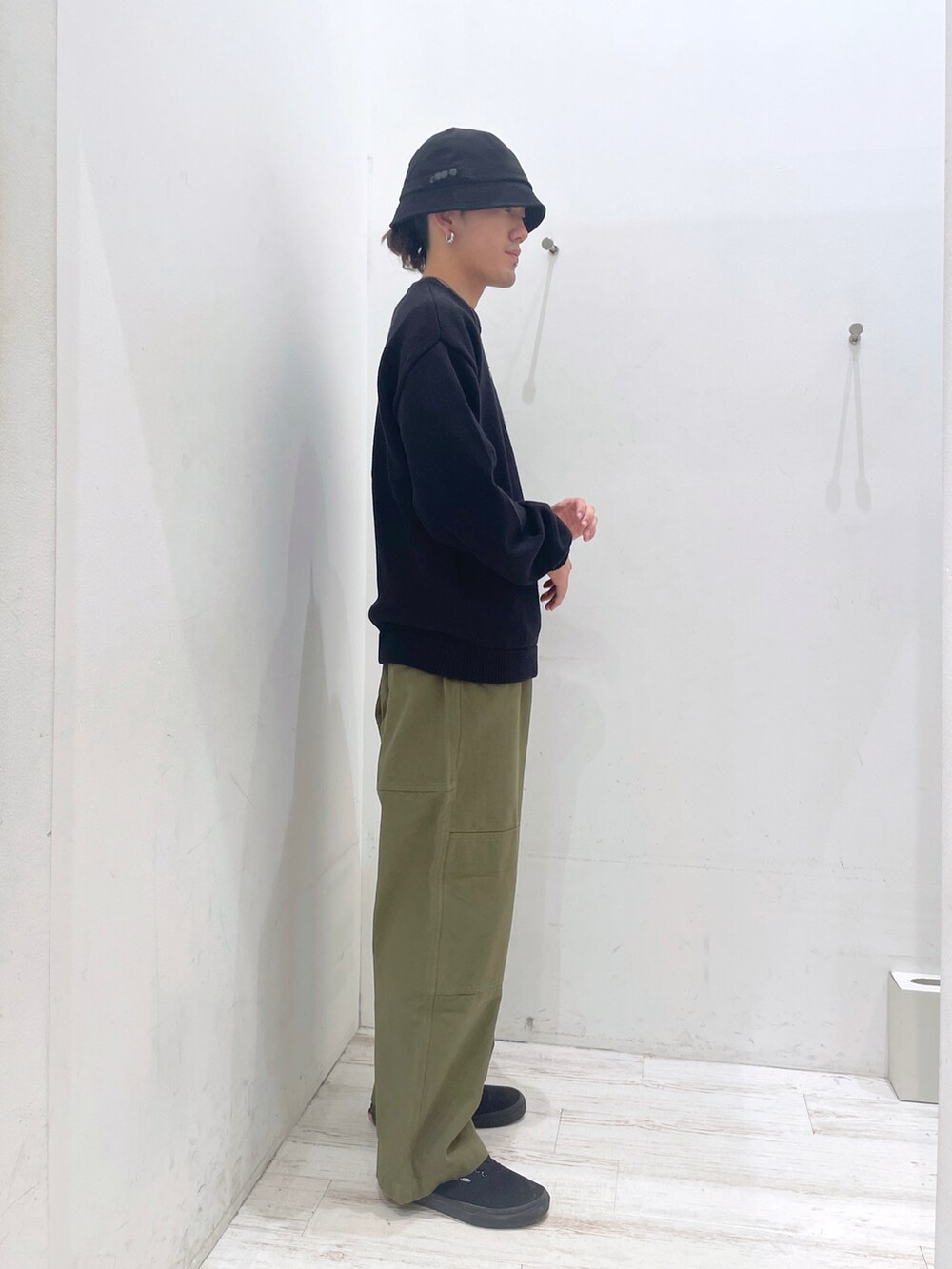 「XLARGE、XLARGE®、エクストララージ、ニット」｜「XLARGEのDUCK MOUNTAIN PANTS（その他パンツ、グリーン系）」を使った、菅原省吾さん（メンズ・172cm）の秋コーディネートの3枚目の写真