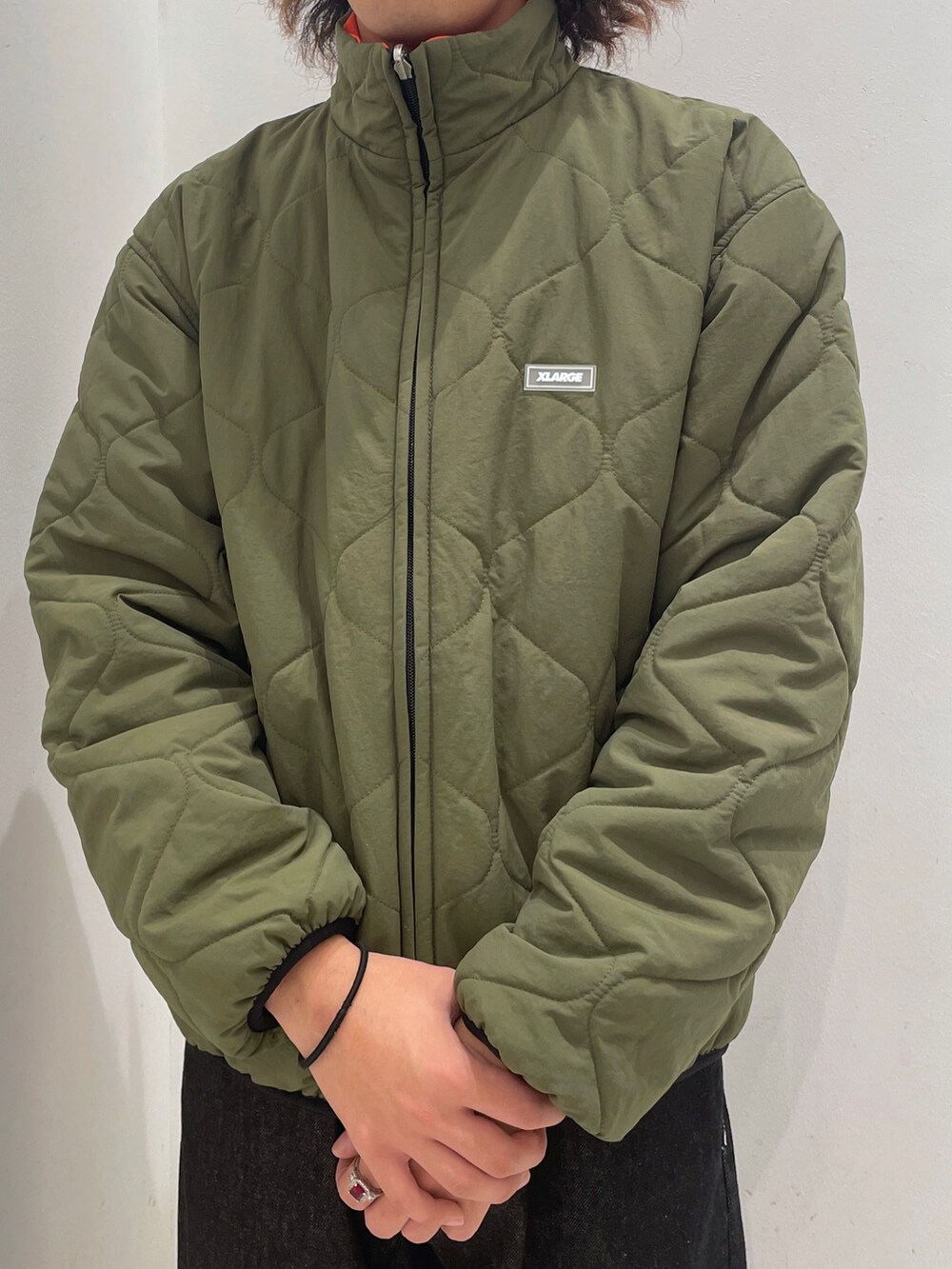 グリーン系のブルゾン、ブラック系のその他パンツ、ブラック系のハットを着用したメンズの秋コーディネートの4枚目の写真