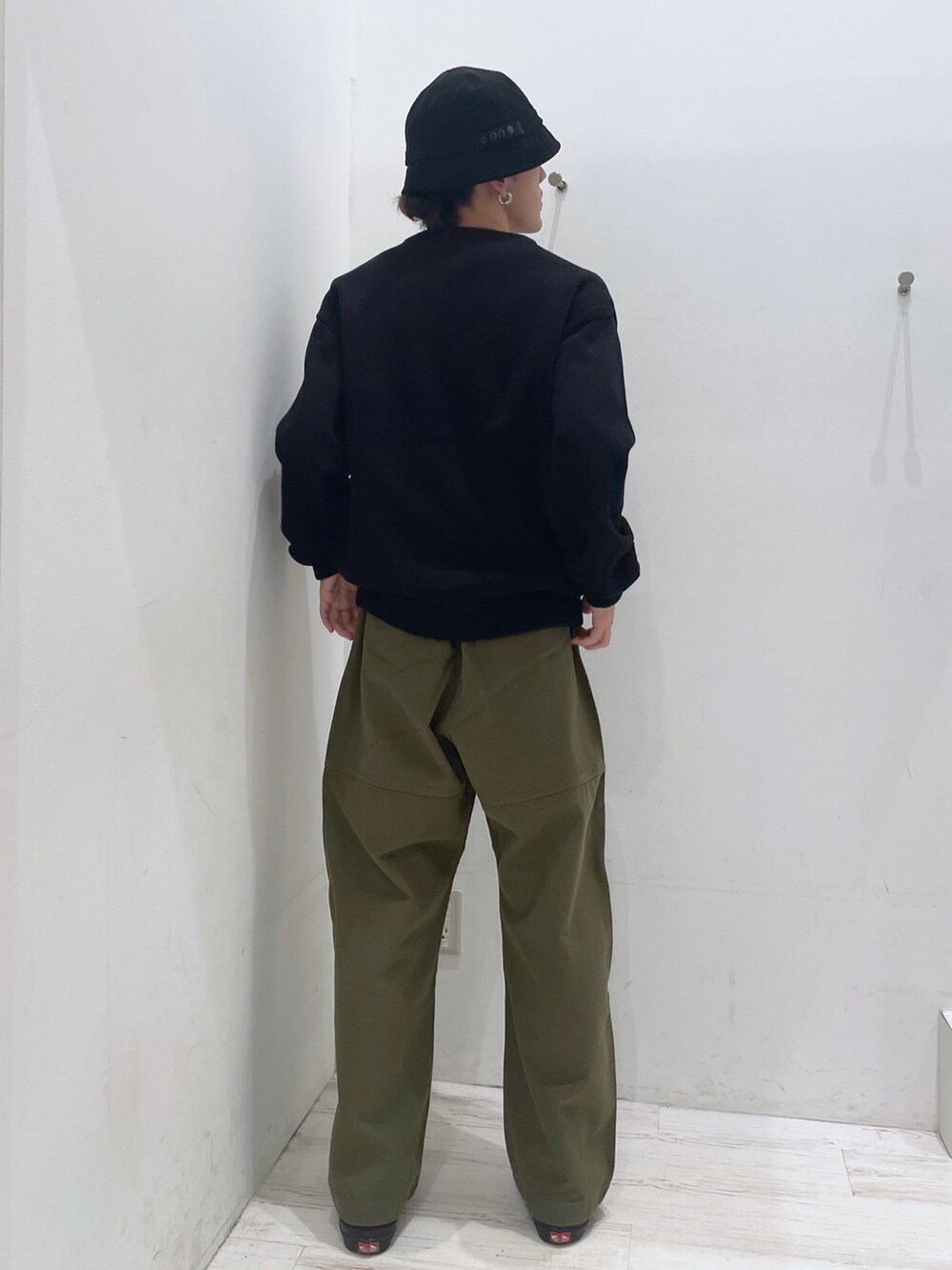 「XLARGE、XLARGE®、エクストララージ、ニット」｜「XLARGEのDUCK MOUNTAIN PANTS（その他パンツ、グリーン系）」を使った、菅原省吾さん（メンズ・172cm）の秋コーディネートの2枚目の写真