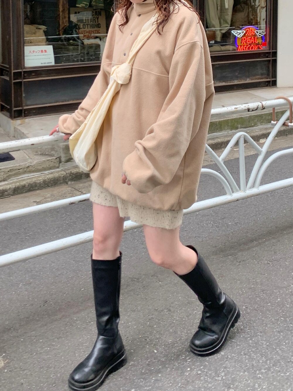 ベージュ系のTシャツ/カットソー、ホワイト系のショルダーバッグ、ホワイト系のその他パンツを着用したレディースの秋コーディネートの3枚目の写真