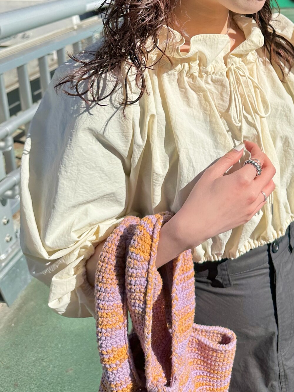 ホワイト系のシャツ/ブラウス、ブラック系のスカートを着用したレディースの春コーディネートの3枚目の写真