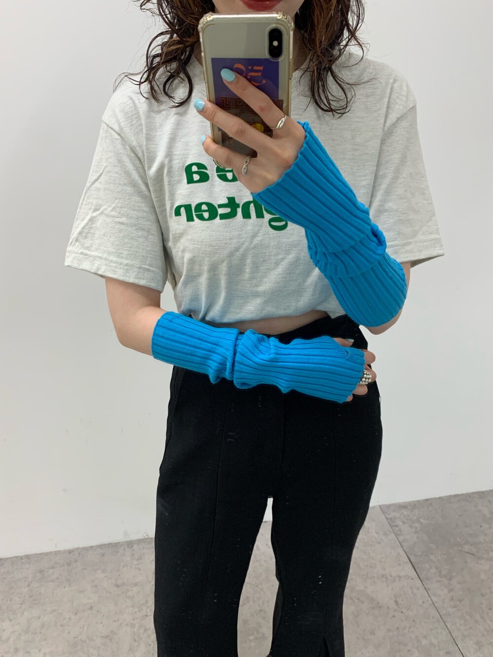 グレー系のTシャツ/カットソー、ブルー系のアームカバーを着用したレディースの夏コーディネートの2枚目の写真