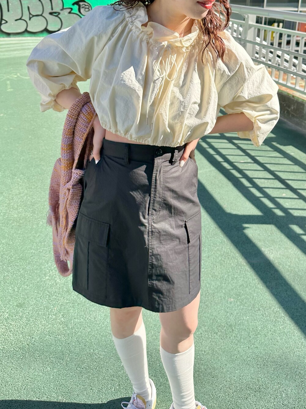 ホワイト系のシャツ/ブラウス、ブラック系のスカートを着用したレディースの春コーディネートの4枚目の写真