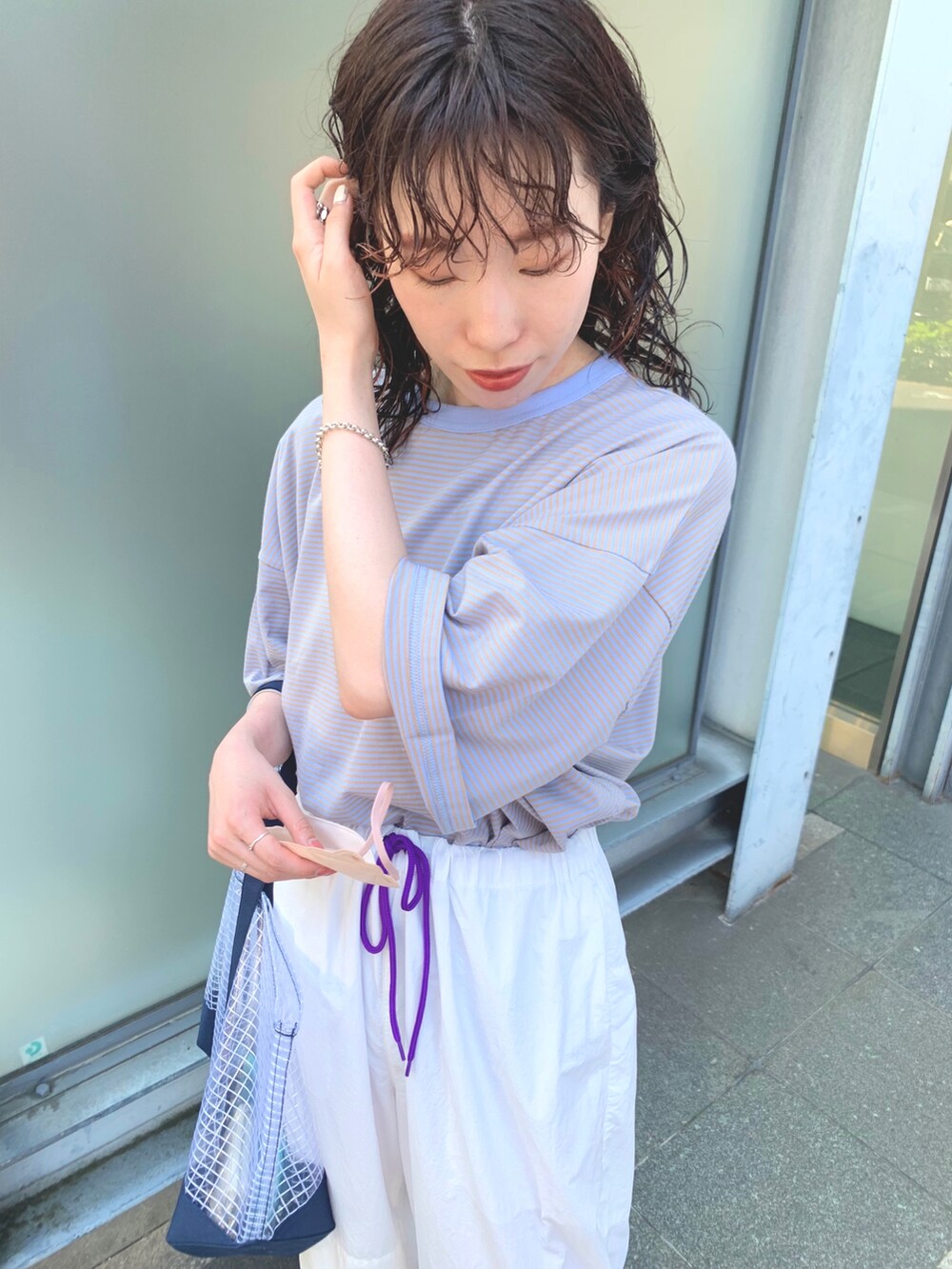 グレー系のTシャツ/カットソー、ホワイト系のトートバッグ、ホワイト系のその他パンツを着用したレディースの春コーディネートの2枚目の写真