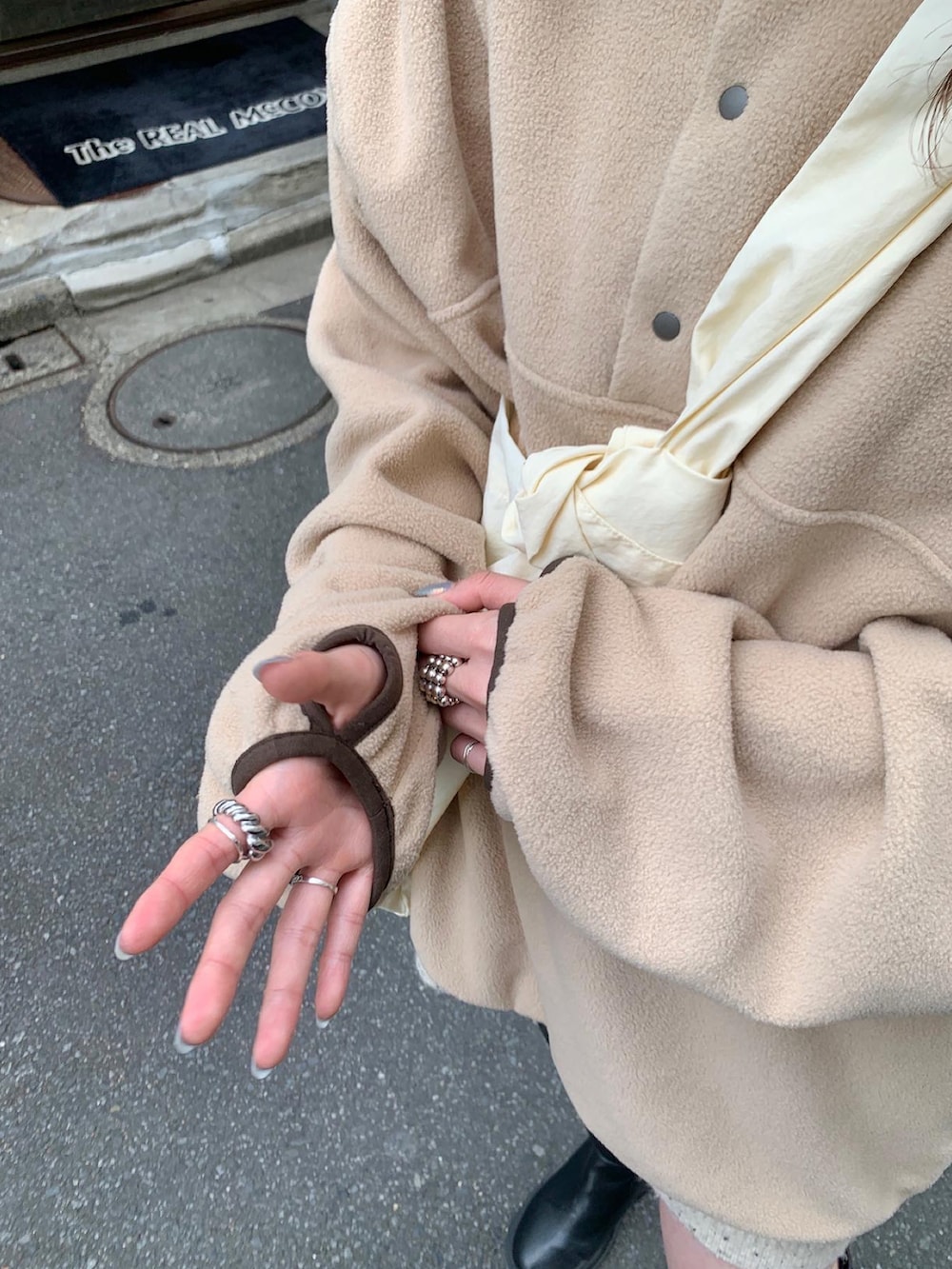 ベージュ系のTシャツ/カットソー、ホワイト系のショルダーバッグ、ホワイト系のその他パンツを着用したレディースの秋コーディネートの4枚目の写真