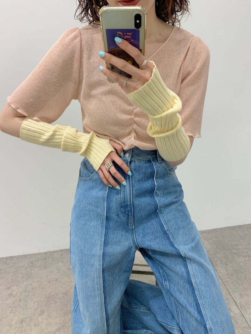 ピンク系のTシャツ/カットソー、ホワイト系のアームカバーを着用したレディースの夏コーディネートの2枚目の写真