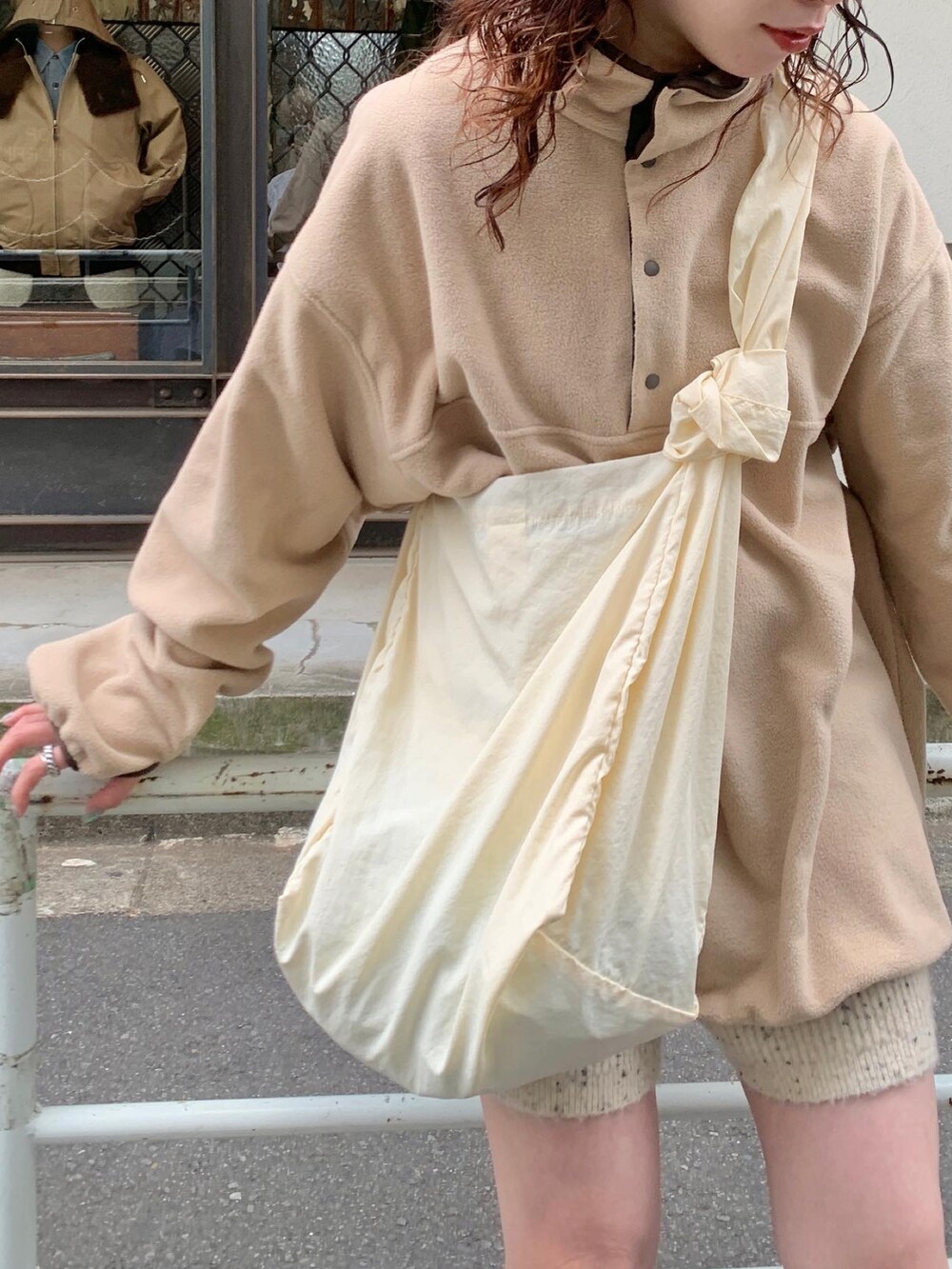 ベージュ系のTシャツ/カットソー、ホワイト系のショルダーバッグ、ホワイト系のその他パンツを着用したレディースの秋コーディネートの2枚目の写真